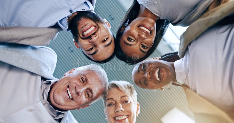 Portrait-Teamwork oder Geschäftsleute mit Kooperationshügel und Solidarität mit motivierendem Lächeln und Zusammenarbeit lizenzfreies stockbild