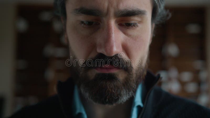 Portrait tourné moyen âge triste pensant caucasien mature homme d'affaires employé psychologue homme avec sérieux banque de vidéos