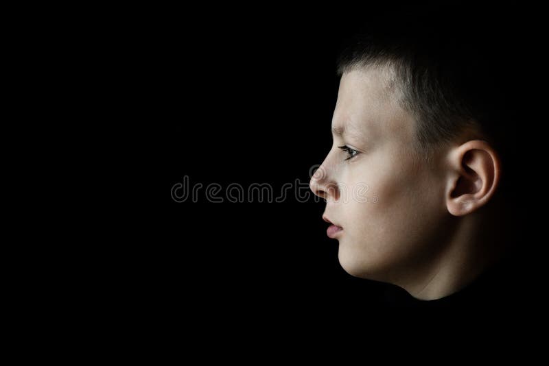 Portrait triste déprimé de profil de garçon image libre de droits Portrait triste déprimé de profil de garçon image libre de droits