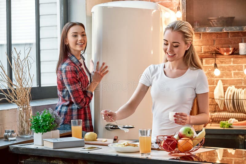 Подруги готовят на кухне. Френдс Китчен. Подружки готовят.