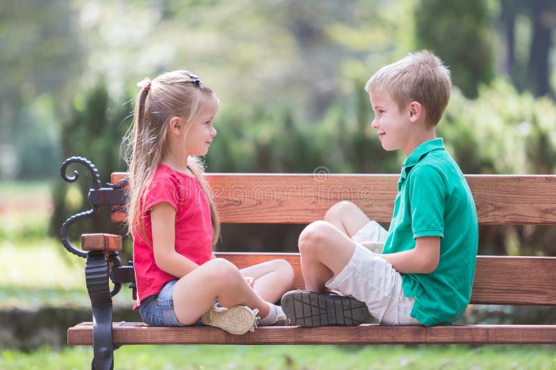 Покажи видео как девочка с мальчиком. Девочка и мальчик сидят на лавочке. Мальчик и девочка в парке. Мальчик и девочка на скамейке. Два ребенка на скамейке.