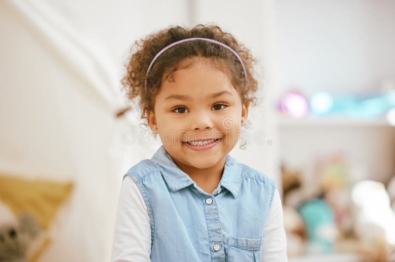 Portrait und Spielen von Mädchen zu Hause für Entwicklungs-Lernen und Kindheitswachstum mit Glück. Kinderspass und Spiele stockbilder
