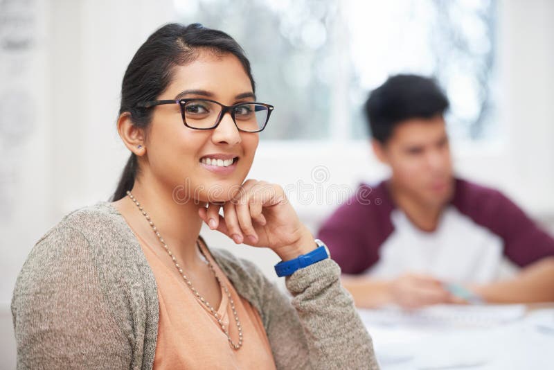 Portrait une fille indienne et une étudiante avec lunettes en classe apprentissage et sourire pour vision au lycée. heureux et fie photo libre de droits