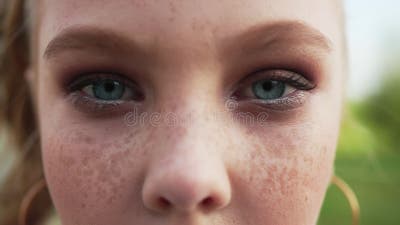 Le Visage D'une Adolescente Avec Du Maquillage. Fille Regardant