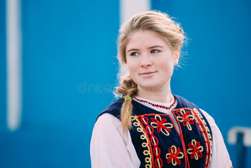 https://thumbs.dreamstime.com/b/portrait-unknown-beautiful-young-woman-girl-national-folk-gomel-belarus-march-clothes-celebration-maslenitsa-70597708.jpg
