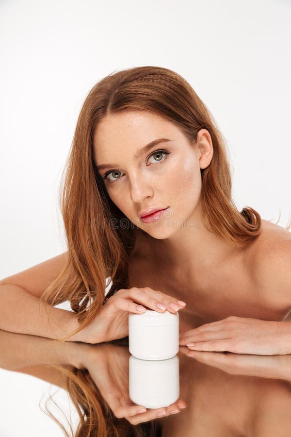 Portrait vertical de beauté de femme de gingembre avec de longs cheveux photographie stock Portrait vertical de beauté de femme de gingembre avec de longs cheveux photographie stock