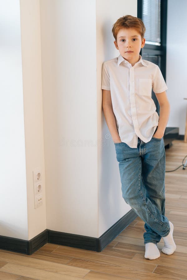 Une Petite Fille Blonde élégante En Jeans Et Un T-shirt Blanc Marche Dans  La Rue. Fille 7 Ans Petit Modèle, Bel Enfant