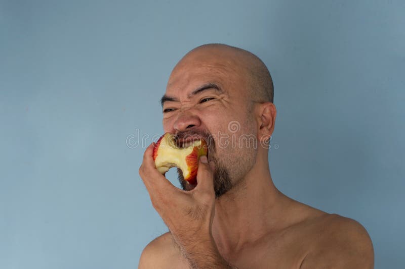 Portrait von 40ern kahler Bart Japaner essen roten Apfelfuß für Gesundheit stockfoto