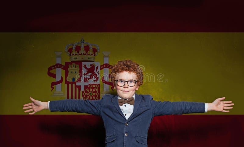Portrait von Schülerkind auf spanischer Flagge. Konzept Bildung und Kindheit in Spanien stockfoto