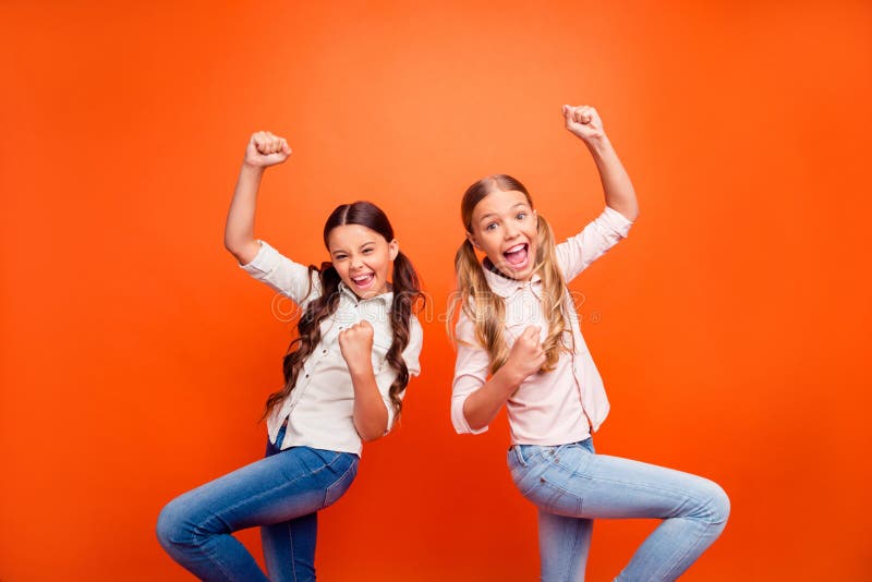Portrait von verrückten ecstatischen Sport Fan Kinder zusehen Team spielen feierliche Siegesschrei yeah Heben Fäuste tragen moder lizenzfreies stockbild Portrait von verrückten ecstatischen Sport Fan Kinder zusehen Team spielen feierliche Siegesschrei yeah Heben Fäuste tragen moder lizenzfreies stockbild