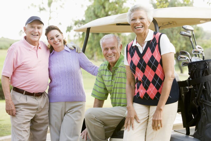 Portrait von vier Freunden, die ein Spiel-Golf genießen stockbilder Portrait von vier Freunden, die ein Spiel-Golf genießen stockbilder