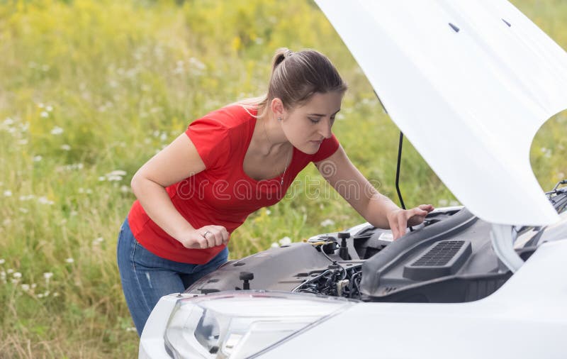 She fixes cars. Сломанный капот. Машина сломалась с людьми на природе. Woman Fix the car. Женщина и сломанная машина фото.