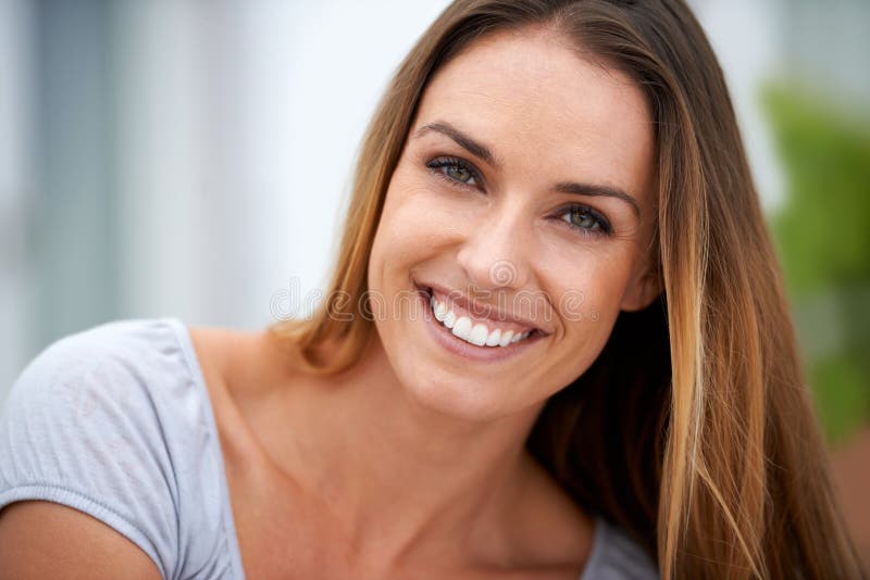 Femeie portret și zâmbet în oraș să se relaxeze și să se simtă bine în aer liber în vacanța de weekend. fața și doamna din Califor royalty free stock photo