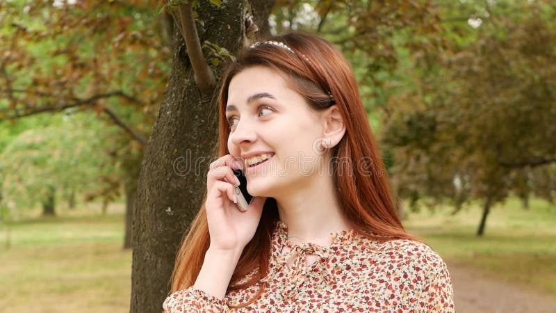 Portrait woman utilise son téléphone pour communiquer avec des amis textos médias sociaux et 5g d'internet. dents croisées. vélo clips vidéos