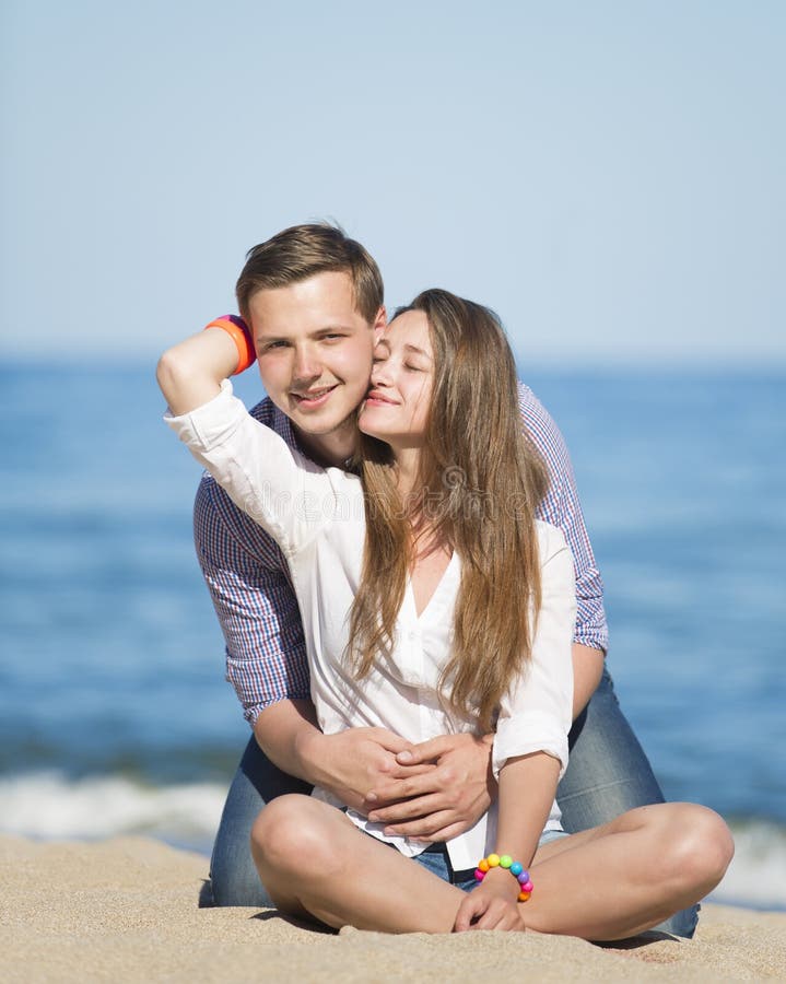 https://thumbs.dreamstime.com/b/portrait-young-man-woman-kissing-beach-men-women-30897619.jpg