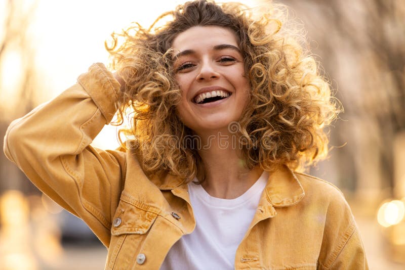 Young woman with curly hair in the city royalty free stock images Young woman with curly hair in the city royalty free stock images