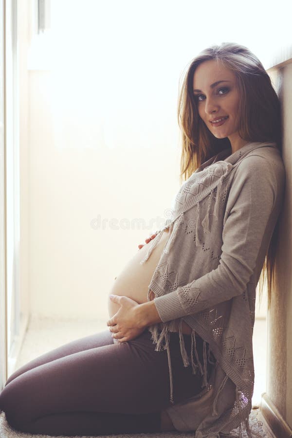 Portrait à la maison de femme enceinte images stock Portrait à la maison de femme enceinte images stock