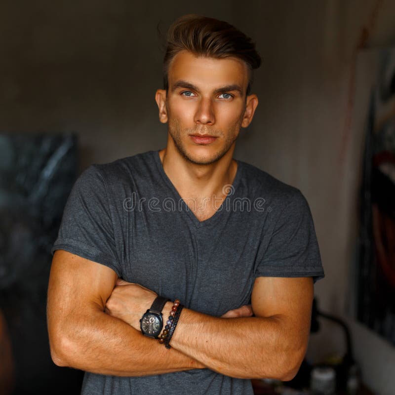Portrait à la mode d'un jeune homme beau avec une coupe de cheveux photos libres de droits Portrait à la mode d'un jeune homme beau avec une coupe de cheveux photos libres de droits