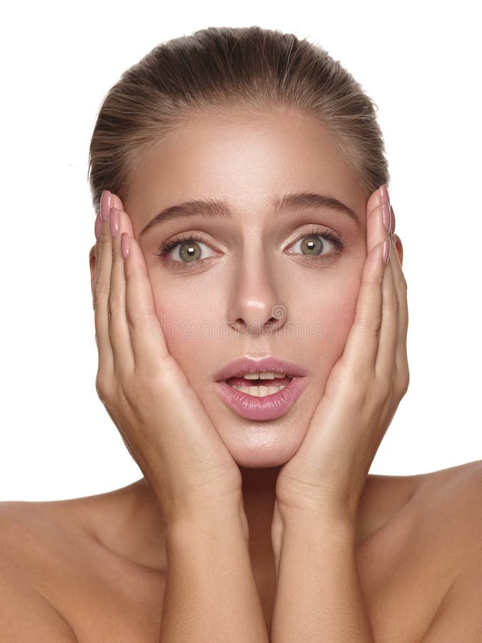 Portrait émotif d'une jeune fille européenne avec la peau lisse rougeoyante pure et saine sans maquillage image libre de droits Portrait émotif d'une jeune fille européenne avec la peau lisse rougeoyante pure et saine sans maquillage image libre de droits