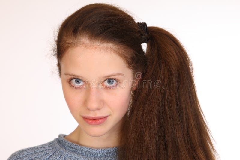 Portrait étroit d'une belle fille avec les cheveux luxuriants photographie stock libre de droits Portrait étroit d'une belle fille avec les cheveux luxuriants photographie stock libre de droits