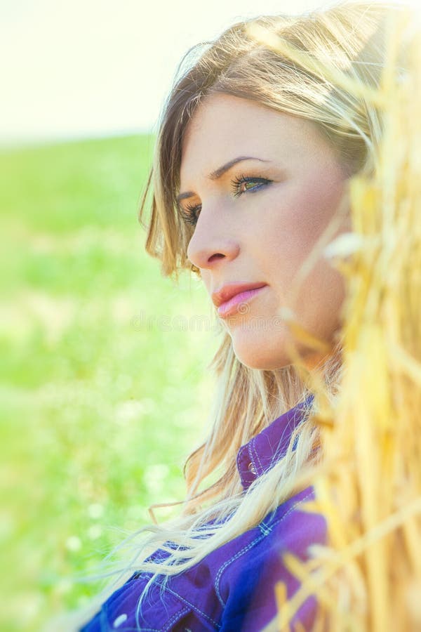Portrait étroit de jeune femme blonde de pays photos stock