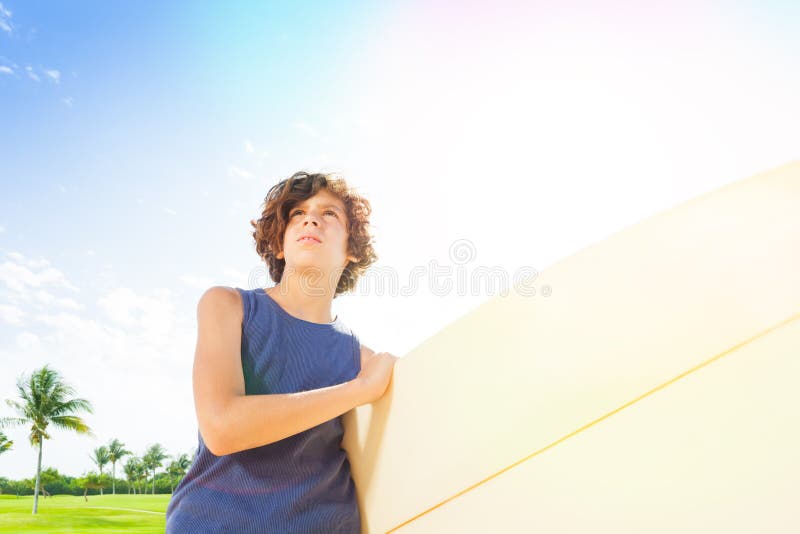 Portrait étroit de petit surfer sûr photo libre de droits Portrait étroit de petit surfer sûr photo libre de droits
