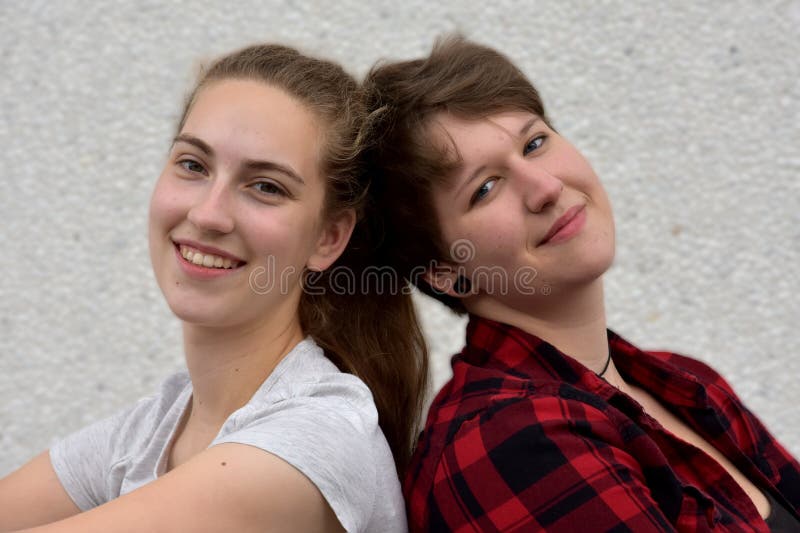 Portraits de copines heureuses, assise derrière images libres de droits