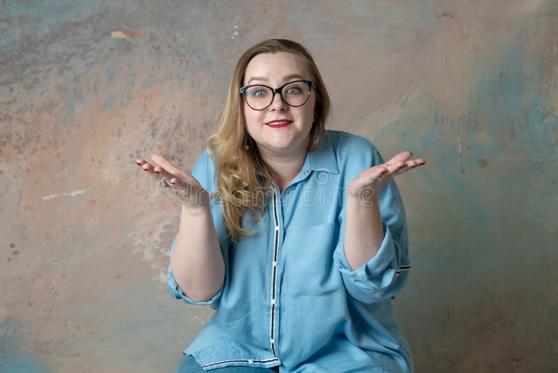 Portraits de la femme plus attirante de taille faisant se demander des émotions au-dessus du fond coloré Concept des ?motions image stock Portraits de la femme plus attirante de taille faisant se demander des émotions au-dessus du fond coloré Concept des ?motions image stock