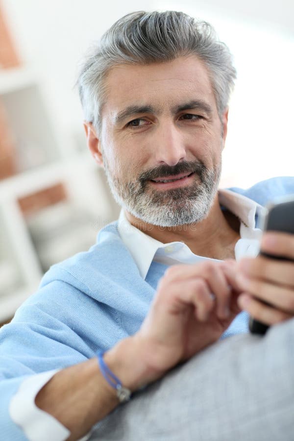 Portraot элегантных зрелых sms сочинительства человека стоковое изображение rf
