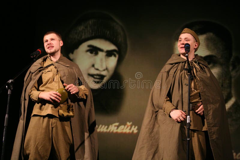Portra苏联士兵，播放在黑背景的二战制服的英雄手风琴
