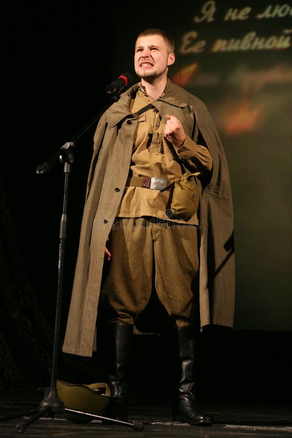 Portra苏联士兵，诗人，播放在黑背景的二战制服的英雄手风琴
