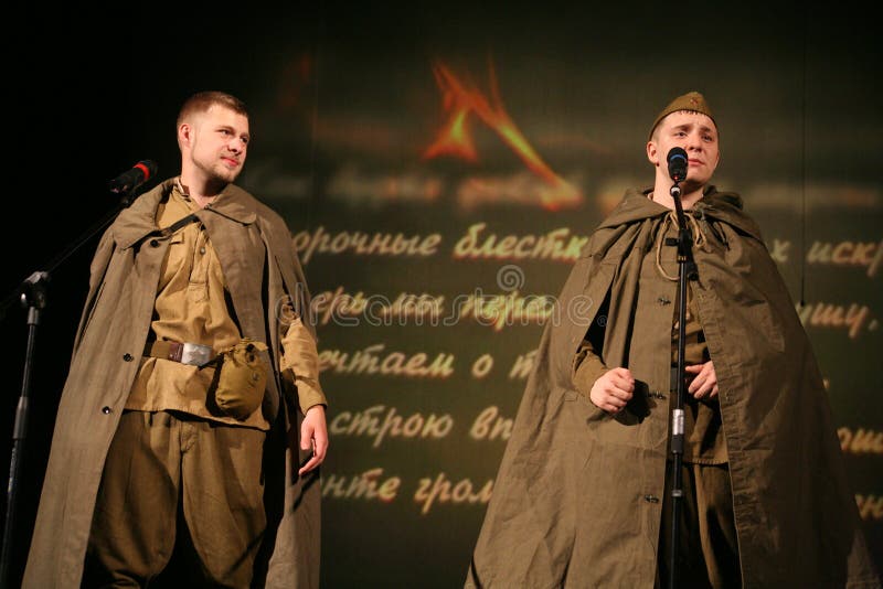 Portra苏联士兵，诗人，播放在黑背景的二战制服的英雄手风琴