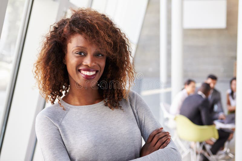 Portret amerykanina afrykańskiego pochodzenia bizneswoman W Nowożytnym biurze obrazy stock Portret amerykanina afrykańskiego pochodzenia bizneswoman W Nowożytnym biurze obrazy stock