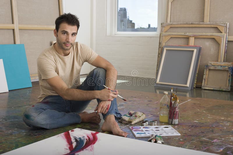 Portret artysta Z obrazów narzędziami W studiu