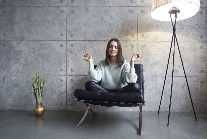 Portret atrakcyjna brunetki kobieta próbuje relaksować w zielonym pulowerze zdjęcie stock Portret atrakcyjna brunetki kobieta próbuje relaksować w zielonym pulowerze zdjęcie stock