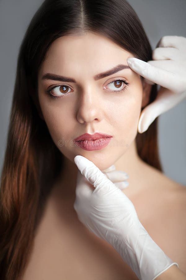 Portret atrakcyjna caucasian kobiety brunetka odizolowywająca na białym studio strzale fotografia stock Portret atrakcyjna caucasian kobiety brunetka odizolowywająca na białym studio strzale fotografia stock