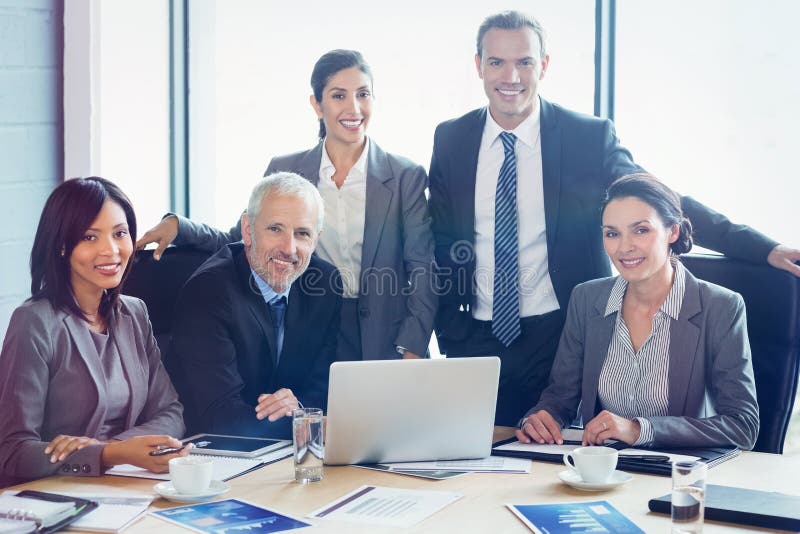 Portret biznesmeni ono uśmiecha się w sala konferencyjnej zdjęcia stock Portret biznesmeni ono uśmiecha się w sala konferencyjnej zdjęcia stock