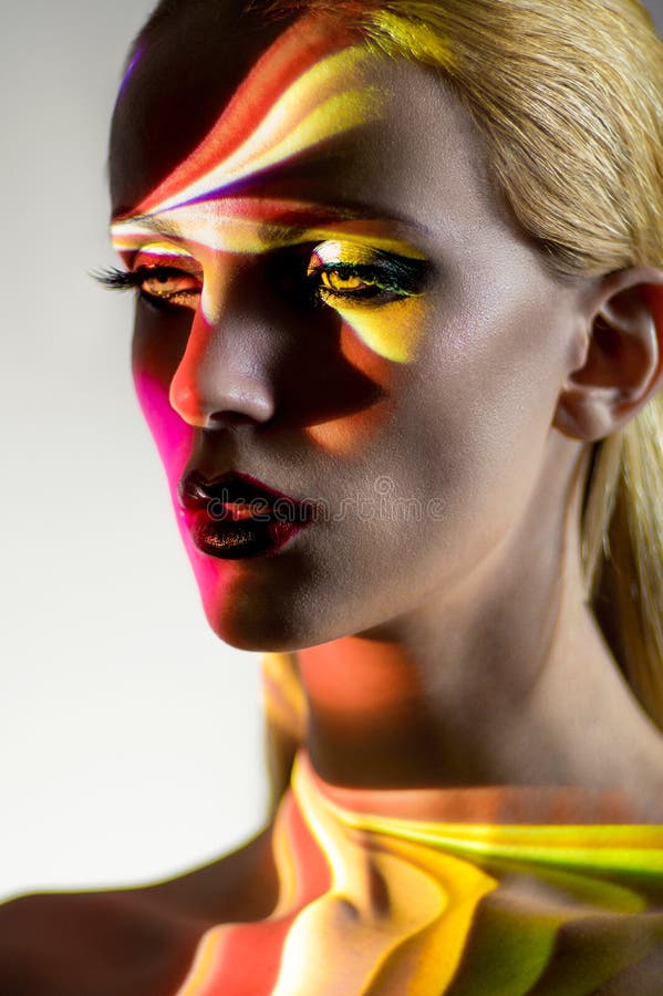 Portret blond kobieta z jaśnieniem zaświeca na twarzy obrazy stock Portret blond kobieta z jaśnieniem zaświeca na twarzy obrazy stock