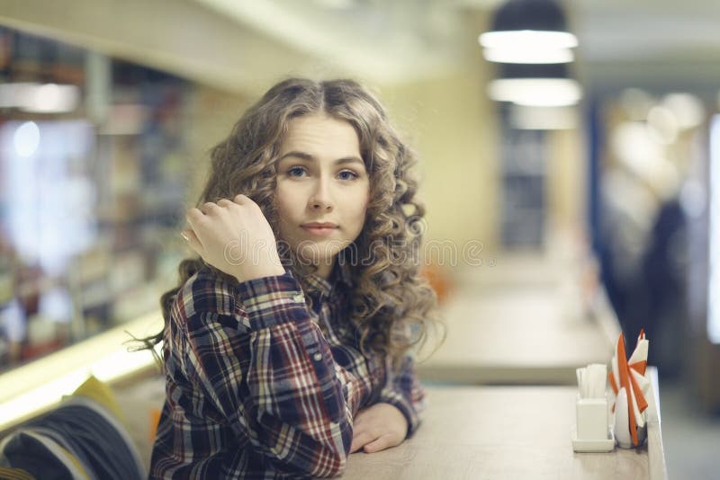Portret blondynki dziewczyna w kawiarni zdjęcia stock Portret blondynki dziewczyna w kawiarni zdjęcia stock