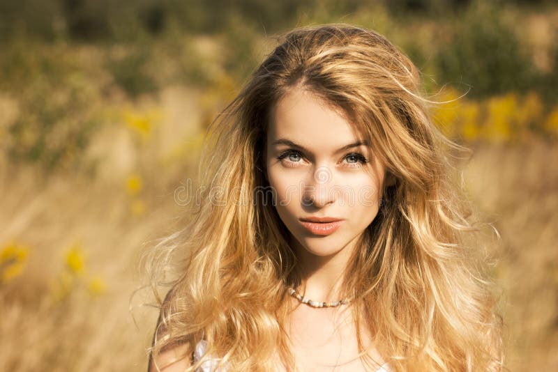 Portret blondynki kobieta na natury tle obraz stock Portret blondynki kobieta na natury tle obraz stock