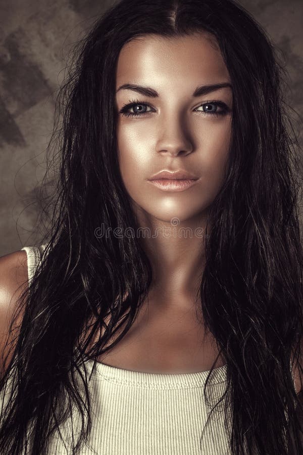 Portret brunetki pięknej atrakcyjnej kobiety długi kędzierzawy mokry włosy obrazy stock Portret brunetki pięknej atrakcyjnej kobiety długi kędzierzawy mokry włosy obrazy stock