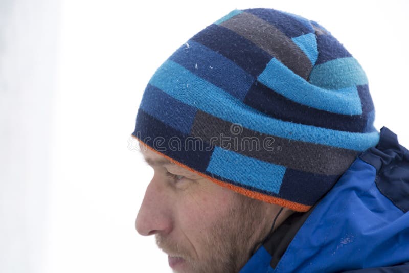 Portret budowniczego w niebieskim dzianym kapeluszu i niebieskiej kurtce zimowej obraz stock