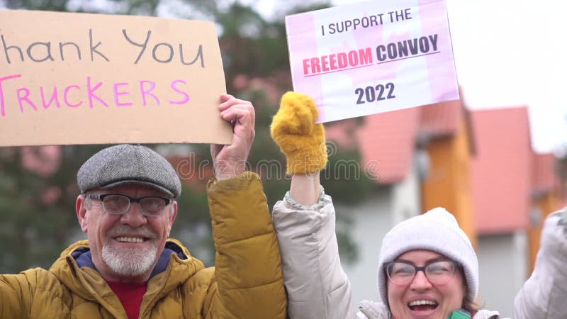 Portret buitenshuis van het glimlachen van mensen met inscripties ter ondersteuning van de antivaccinatiebeweging in canada. vrijh