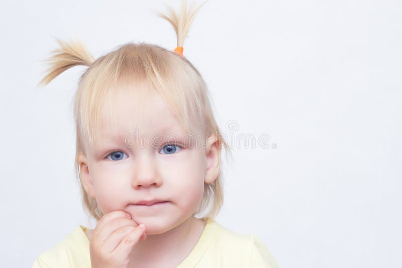 Portret błękitnooka blondynki dziewczyna na białym tle troszkę, w górę, patrzeje kamerę, kopii przestrzeń, caucasian fotografia royalty free Portret błękitnooka blondynki dziewczyna na białym tle troszkę, w górę, patrzeje kamerę, kopii przestrzeń, caucasian fotografia royalty free