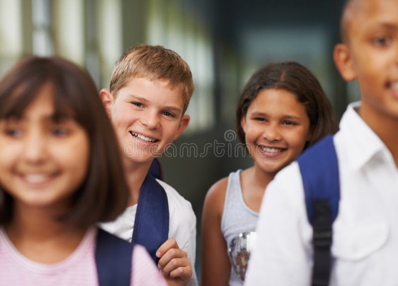 Portret chłopca i przyjaciele w korytarzu lub zadowoleni z plecaka lub dumy z nauki lub wiedzy. student zdjęcia stock