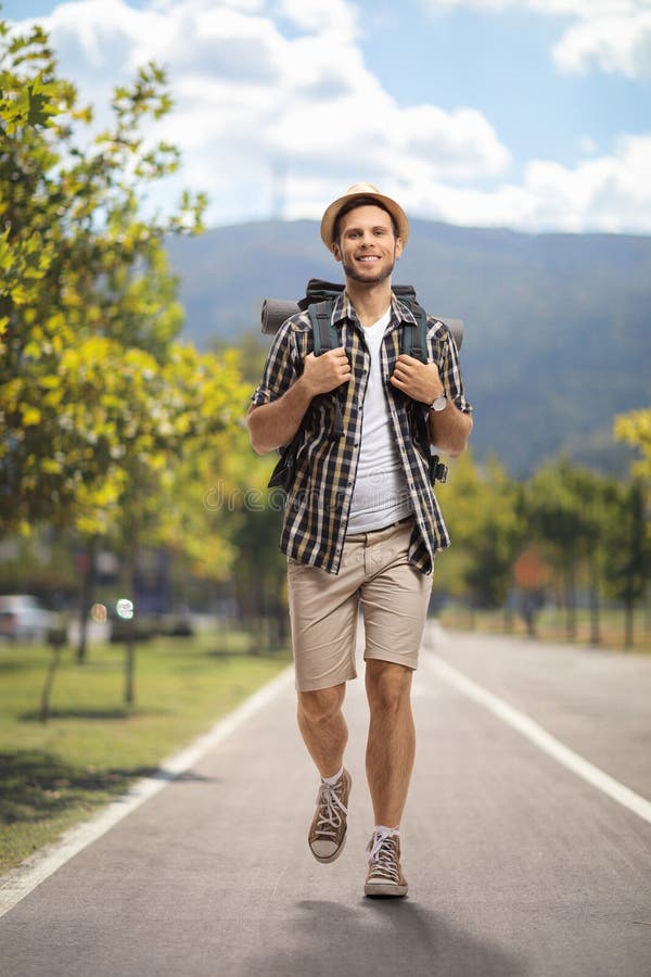 Portret complet al unui turist cu un rucsac de mers pe jos stock images