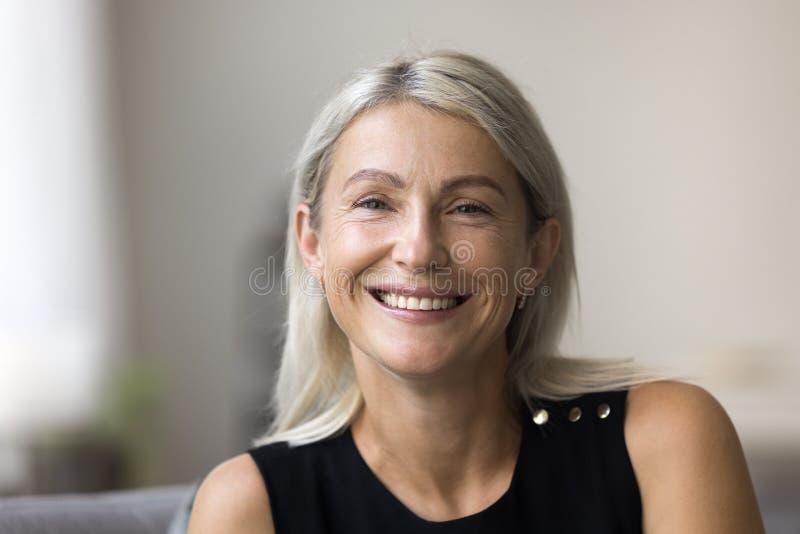 Portret cu cap, 60 de ani, femeie cu părul gri zâmbitor royalty free stock images