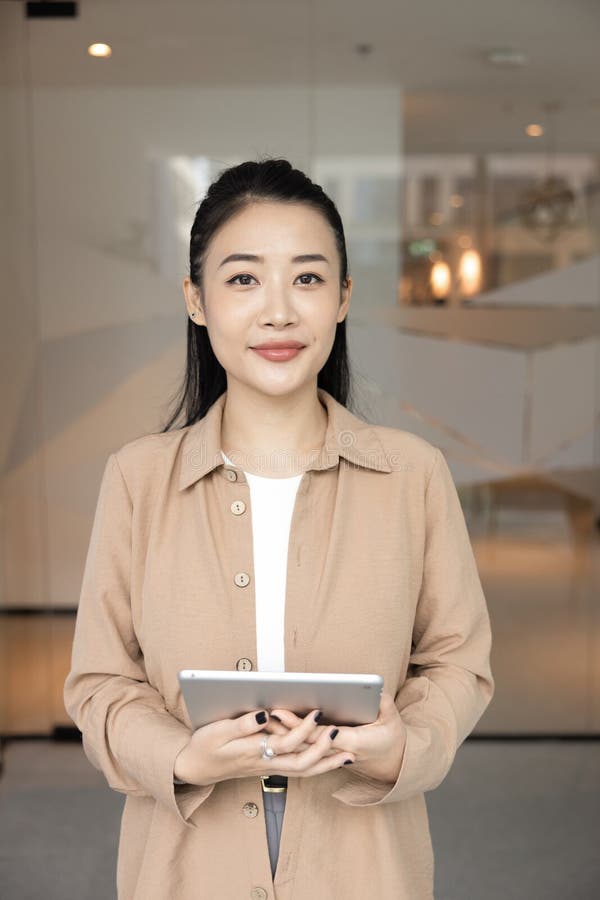 Portret de afaceri Femeie asiatică în picioare în birou cu tabletă digitală stock photo