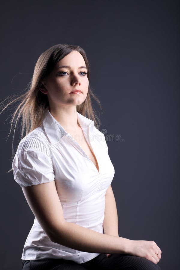 Portret de afaceri serios pentru o tânără femeie mândră stock photography