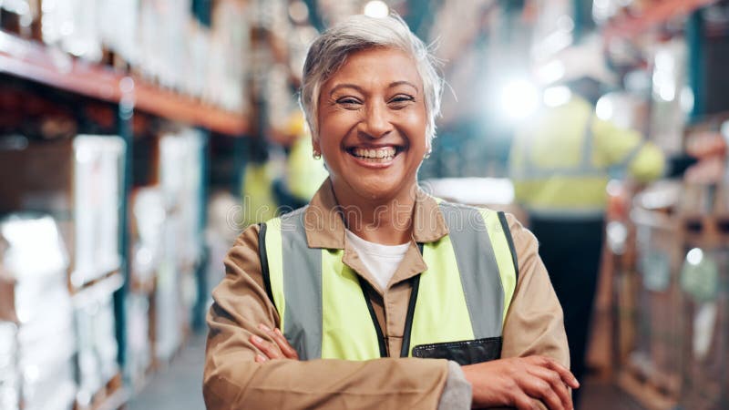 Portret de femeie fericit și încrezător în depozit pentru afaceri de export de logistică sau inventar. Siguranța supraveghetorului stock photo